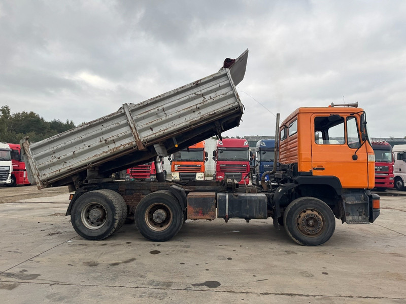 MAN 26.272 (BIG AXLE / STEEL SUSPENSION / MANUAL PUMP / 10 TIRES / 6X4) - Tovornjak prekucnik: slika 4 MAN 26.272 (BIG AXLE / STEEL SUSPENSION / MANUAL PUMP / 10 TIRES / 6X4) - Tovornjak prekucnik: slika 4