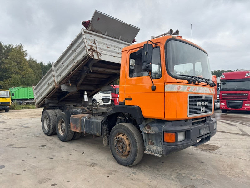 MAN 26.272 (BIG AXLE / STEEL SUSPENSION / MANUAL PUMP / 10 TIRES / 6X4) - Tovornjak prekucnik: slika 3 MAN 26.272 (BIG AXLE / STEEL SUSPENSION / MANUAL PUMP / 10 TIRES / 6X4) - Tovornjak prekucnik: slika 3