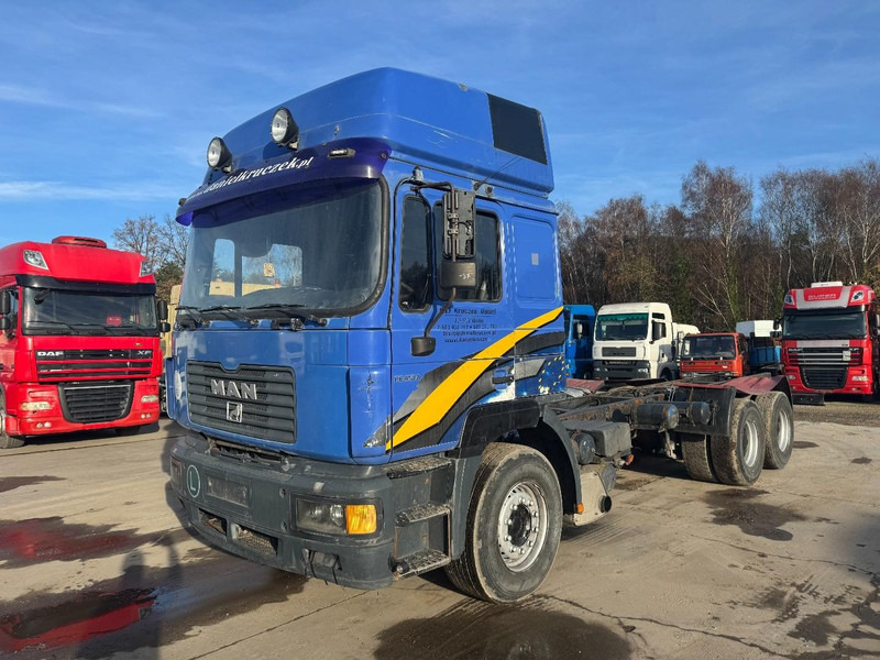 MAN 26.410 (BIG AXLE / 10 TIRES / 6X4 / 6 CYLINDER / MANUAL GEARBOX) - Tovornjak-šasija: slika 1 MAN 26.410 (BIG AXLE / 10 TIRES / 6X4 / 6 CYLINDER / MANUAL GEARBOX) - Tovornjak-šasija: slika 1