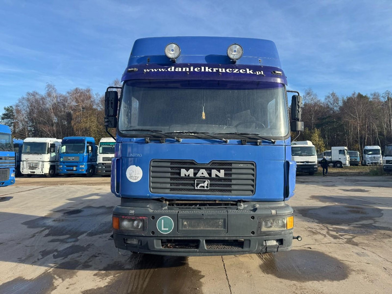 MAN 26.410 (BIG AXLE / 10 TIRES / 6X4 / 6 CYLINDER / MANUAL GEARBOX) - Tovornjak-šasija: slika 2 MAN 26.410 (BIG AXLE / 10 TIRES / 6X4 / 6 CYLINDER / MANUAL GEARBOX) - Tovornjak-šasija: slika 2
