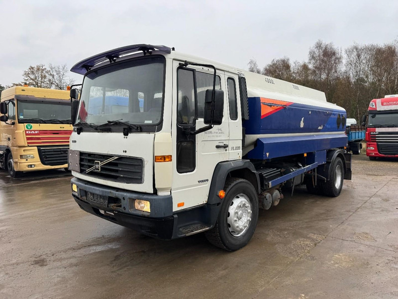 Volvo FL 6 - 220 (11000 L / 2 COMPARTMENTS / 18 TON / MANUAL GEARBOX / PERFECT) - Tovornjak cisterna: slika 1 Volvo FL 6 - 220 (11000 L / 2 COMPARTMENTS / 18 TON / MANUAL GEARBOX / PERFECT) - Tovornjak cisterna: slika 1