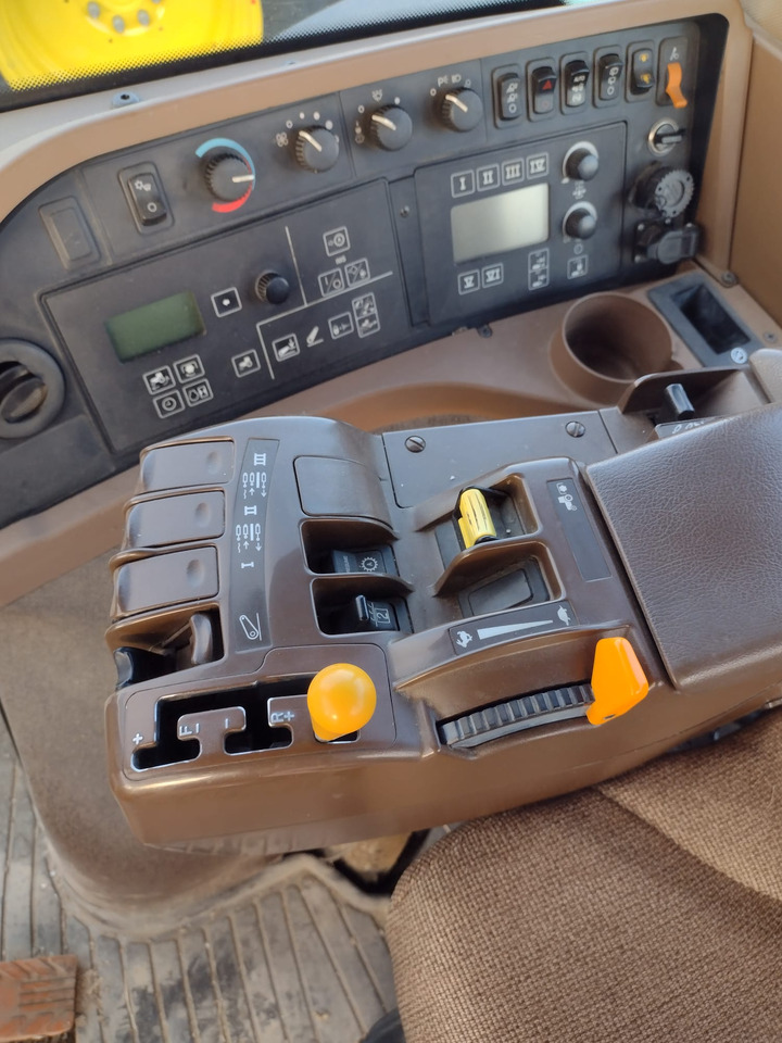 JOHN DEERE 8230 - Traktor: slika 4 JOHN DEERE 8230 - Traktor: slika 4