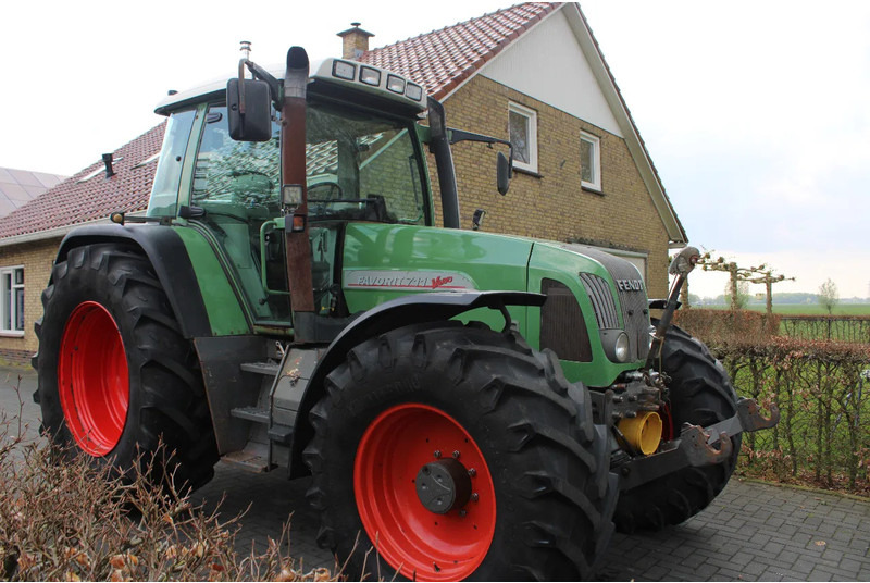Traktor Fendt FAVORIT 711 VARIO 711 Vario met fronthef en frontaftakas: slika 1