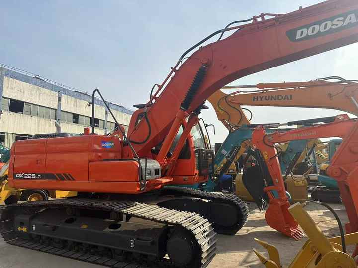 Doosan DX225LC Second-Hand Excavator | Korea Direct Import | 1-Year Warranty & Free Sea Shipping - Bager goseničar: slika 4 Doosan DX225LC Second-Hand Excavator | Korea Direct Import | 1-Year Warranty & Free Sea Shipping - Bager goseničar: slika 4
