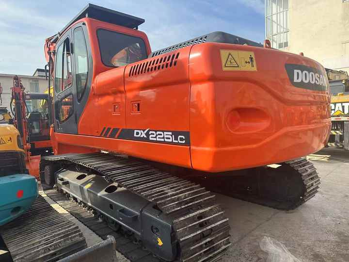 Doosan DX225LC Second-Hand Excavator | Korea Direct Import | 1-Year Warranty & Free Sea Shipping - Bager goseničar: slika 3 Doosan DX225LC Second-Hand Excavator | Korea Direct Import | 1-Year Warranty & Free Sea Shipping - Bager goseničar: slika 3