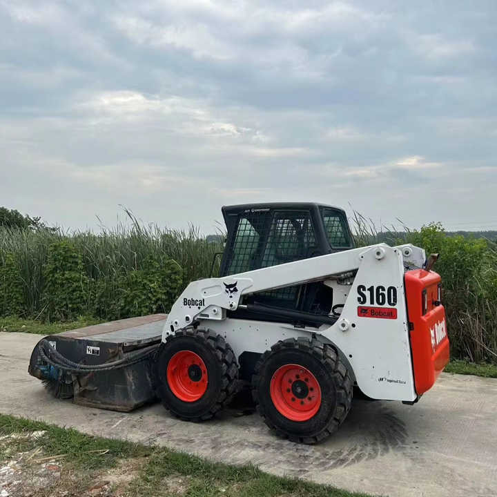USED BOBCAT S160 Skid-steer Loader Bobcat S160 Carry Sweeper with Very Good Performance Is for Sale at a Low Price. - Mini nakladalec: slika 1 USED BOBCAT S160 Skid-steer Loader Bobcat S160 Carry Sweeper with Very Good Performance Is for Sale at a Low Price. - Mini nakladalec: slika 1