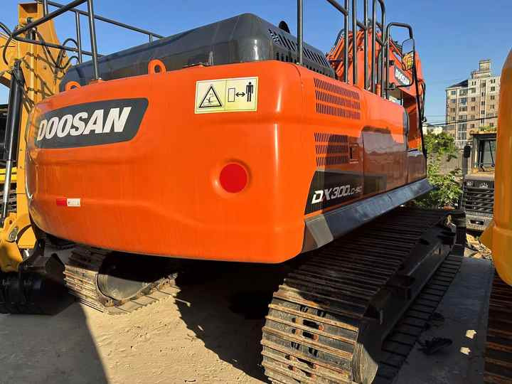 Used Digger DOOSAN DX300 Construction Machinery Construction Digger Used DOOSAN DX300 Cheap Excavator - Bager goseničar: slika 4 Used Digger DOOSAN DX300 Construction Machinery Construction Digger Used DOOSAN DX300 Cheap Excavator - Bager goseničar: slika 4