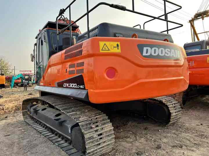 Used Digger DOOSAN DX300 Construction Machinery Construction Digger Used DOOSAN DX300 Cheap Excavator - Bager goseničar: slika 5 Used Digger DOOSAN DX300 Construction Machinery Construction Digger Used DOOSAN DX300 Cheap Excavator - Bager goseničar: slika 5