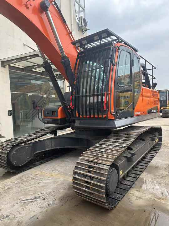 Used Digger DOOSAN DX300 Construction Machinery Construction Digger Used DOOSAN DX300 Cheap Excavator - Bager goseničar: slika 3 Used Digger DOOSAN DX300 Construction Machinery Construction Digger Used DOOSAN DX300 Cheap Excavator - Bager goseničar: slika 3