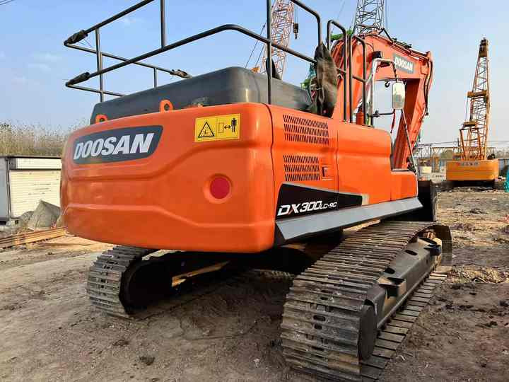Used Digger DOOSAN DX300 Construction Machinery Construction Digger Used DOOSAN DX300 Cheap Excavator - Bager goseničar: slika 3 Used Digger DOOSAN DX300 Construction Machinery Construction Digger Used DOOSAN DX300 Cheap Excavator - Bager goseničar: slika 3