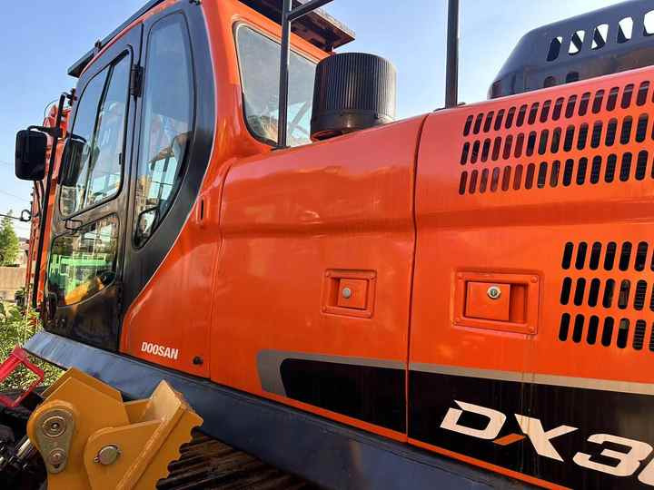 Used Digger DOOSAN DX300 Construction Machinery Construction Digger Used DOOSAN DX300 Cheap Excavator - Bager goseničar: slika 2 Used Digger DOOSAN DX300 Construction Machinery Construction Digger Used DOOSAN DX300 Cheap Excavator - Bager goseničar: slika 2
