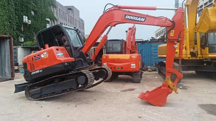 Used Mini Excavator DX55-9C Doosan Excavator 5 Tonnes High Performance Low Price for Sale Dh55 Dh60 Dx55 Dx60 in Stock - Mini bager: slika 2 Used Mini Excavator DX55-9C Doosan Excavator 5 Tonnes High Performance Low Price for Sale Dh55 Dh60 Dx55 Dx60 in Stock - Mini bager: slika 2