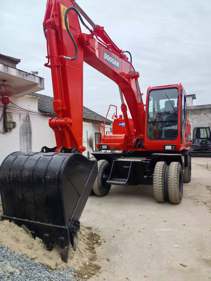 Doosan Used DH150W-7 wheeled excavator for sale at a low price. - Bager na kolesih: slika 4 Doosan Used DH150W-7 wheeled excavator for sale at a low price. - Bager na kolesih: slika 4