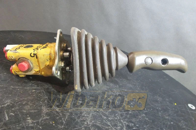 Komatsu PC240-5 - Hidravlični ventil za Gradbeni stroj: slika 1 Komatsu PC240-5 - Hidravlični ventil za Gradbeni stroj: slika 1