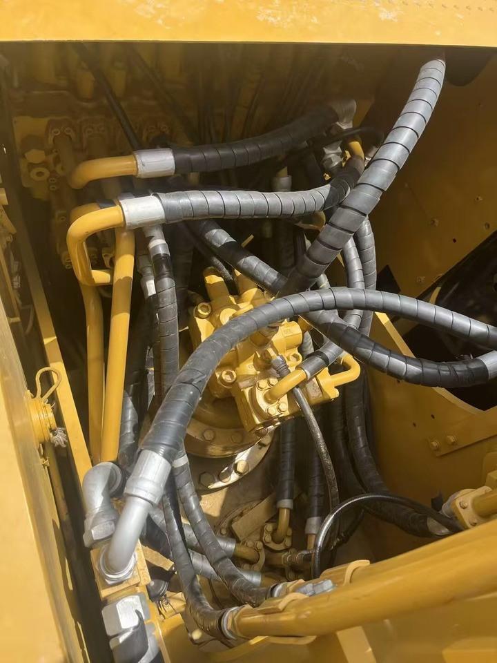Bager goseničar CATERPILLAR 323D2L: slika 16