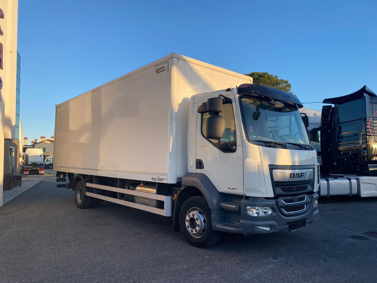 DAF LF 260 FA - Tovornjak zabojnik: slika 4 DAF LF 260 FA - Tovornjak zabojnik: slika 4