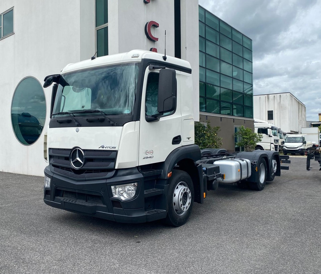 MERCEDES-BENZ ANTOS 25.40 - Tovornjak-šasija: slika 2 MERCEDES-BENZ ANTOS 25.40 - Tovornjak-šasija: slika 2