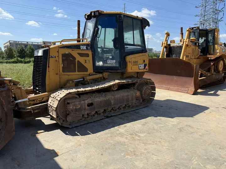 100% Original Caterpillar D5K Mini Track Dozer Cat D5K Bulldozer Superior Performance Running Working Condition Hot Sale - Buldožer: slika 5 100% Original Caterpillar D5K Mini Track Dozer Cat D5K Bulldozer Superior Performance Running Working Condition Hot Sale - Buldožer: slika 5