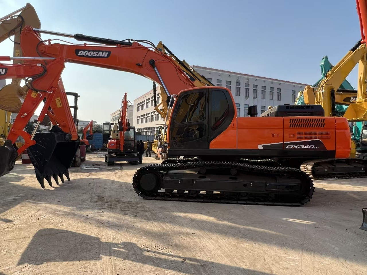 DOOSAN DX340 crawl excavator for sale in good price many units in stock - Bager goseničar: slika 2 DOOSAN DX340 crawl excavator for sale in good price many units in stock - Bager goseničar: slika 2