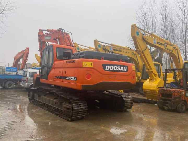 High Quality Doosan Big Size Excavator , Doosan 30ton Dx300lc Digging Machine , Doosan Excavator for Sale - Bager goseničar: slika 4 High Quality Doosan Big Size Excavator , Doosan 30ton Dx300lc Digging Machine , Doosan Excavator for Sale - Bager goseničar: slika 4