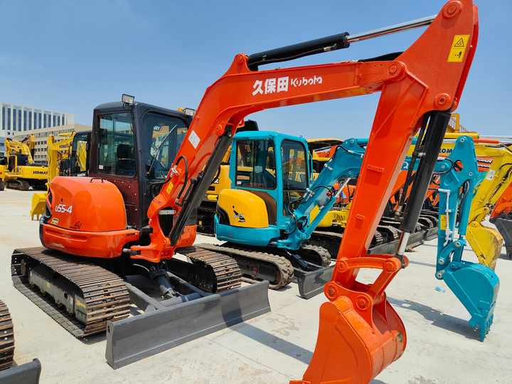 Perfect Condition Kubota U55-4 Japan Brand Mini Excavator with Pusher for Sale 90% Brand New Mini Kubota U25 35 55 5tons - Mini bager: slika 3 Perfect Condition Kubota U55-4 Japan Brand Mini Excavator with Pusher for Sale 90% Brand New Mini Kubota U25 35 55 5tons - Mini bager: slika 3