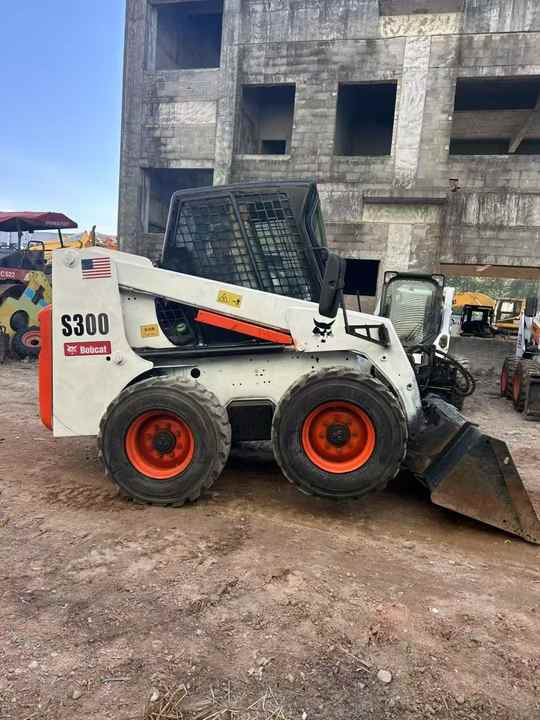 Second Hand BOBCAT S300 Skid-steer Loader with Very Good Performance Is for Sale at a Low Price - Mini nakladalec: slika 2 Second Hand BOBCAT S300 Skid-steer Loader with Very Good Performance Is for Sale at a Low Price - Mini nakladalec: slika 2