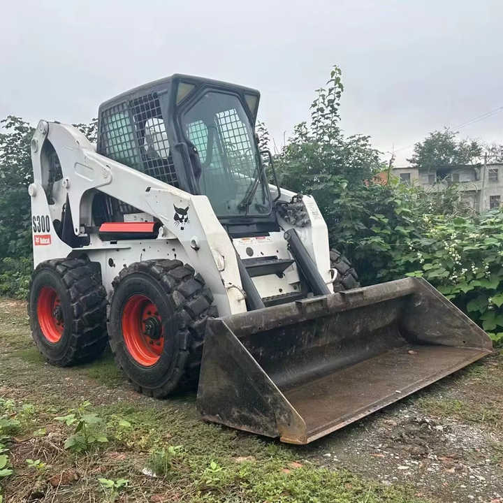 Second Hand BOBCAT S300 Skid-steer Loader with Very Good Performance Is for Sale at a Low Price - Mini nakladalec: slika 1 Second Hand BOBCAT S300 Skid-steer Loader with Very Good Performance Is for Sale at a Low Price - Mini nakladalec: slika 1