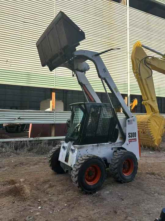 Second Hand BOBCAT S300 Skid-steer Loader with Very Good Performance Is for Sale at a Low Price - Mini nakladalec: slika 5 Second Hand BOBCAT S300 Skid-steer Loader with Very Good Performance Is for Sale at a Low Price - Mini nakladalec: slika 5