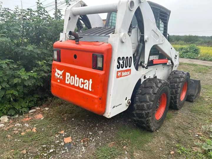 Second Hand BOBCAT S300 Skid-steer Loader with Very Good Performance Is for Sale at a Low Price - Mini nakladalec: slika 5 Second Hand BOBCAT S300 Skid-steer Loader with Very Good Performance Is for Sale at a Low Price - Mini nakladalec: slika 5