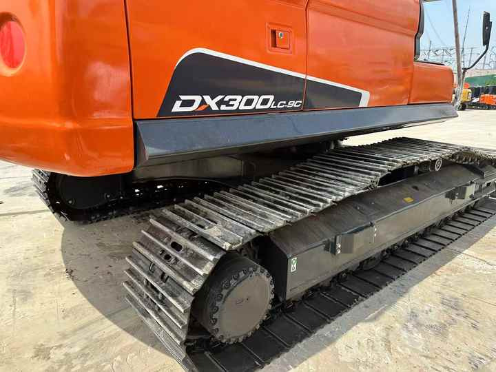 Used Digger DOOSAN DX300 Construction Machinery Construction Digger Used DOOSAN DX300 Cheap Excavator - Bager goseničar: slika 4 Used Digger DOOSAN DX300 Construction Machinery Construction Digger Used DOOSAN DX300 Cheap Excavator - Bager goseničar: slika 4