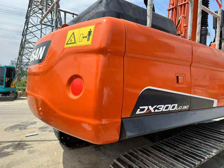Used Digger DOOSAN DX300 Construction Machinery Construction Digger Used DOOSAN DX300 Cheap Excavator - Bager goseničar: slika 5 Used Digger DOOSAN DX300 Construction Machinery Construction Digger Used DOOSAN DX300 Cheap Excavator - Bager goseničar: slika 5