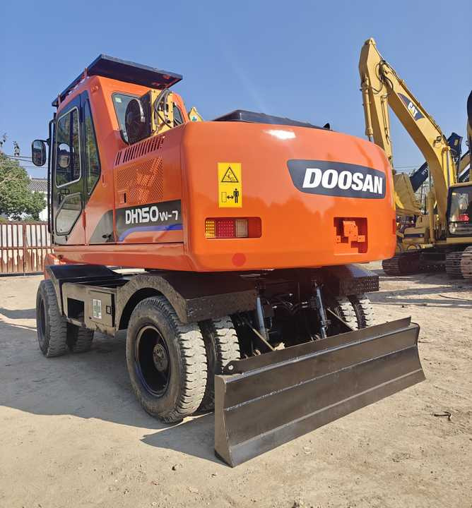 Used Doosan DH150W-7 Model Wheel Excavator Second Hand Machine Popular Brand Korean Doosan Hydraulic Machinery - Bager na kolesih: slika 3 Used Doosan DH150W-7 Model Wheel Excavator Second Hand Machine Popular Brand Korean Doosan Hydraulic Machinery - Bager na kolesih: slika 3