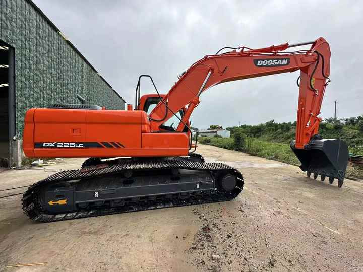 Used Excavator Doosan DX225LC-9 Excavators Mini Equipment Earth Moving Machinery Doosan Digger Excavator for Sale - Bager: slika 4 Used Excavator Doosan DX225LC-9 Excavators Mini Equipment Earth Moving Machinery Doosan Digger Excavator for Sale - Bager: slika 4
