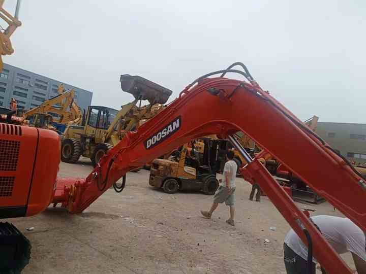 Used Mini Excavator DX55-9C Doosan Excavator 5 Tonnes High Performance Low Price for Sale Dh55 Dh60 Dx55 Dx60 in Stock - Mini bager: slika 3 Used Mini Excavator DX55-9C Doosan Excavator 5 Tonnes High Performance Low Price for Sale Dh55 Dh60 Dx55 Dx60 in Stock - Mini bager: slika 3