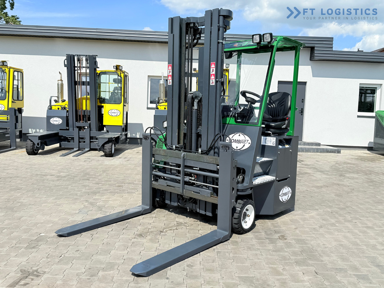 COMBILIFT CB2500 / DIESEL / EXTENDABLE FORKS / TRIPLEX / 5500MM / FREE LIFT / SIDE SHIFT / FORK POSITIONER / LIKE NEW - 4-potni viličar s pomičnim teleskopom: slika 2 COMBILIFT CB2500 / DIESEL / EXTENDABLE FORKS / TRIPLEX / 5500MM / FREE LIFT / SIDE SHIFT / FORK POSITIONER / LIKE NEW - 4-potni viličar s pomičnim teleskopom: slika 2
