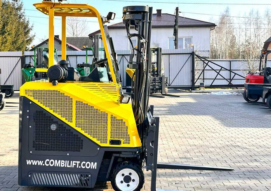 Combilift C2500CB - DIESEL - TRIPLEX - 2018 - LIKE NEW - 4-potni viličar s pomičnim teleskopom: slika 3 Combilift C2500CB - DIESEL - TRIPLEX - 2018 - LIKE NEW - 4-potni viličar s pomičnim teleskopom: slika 3