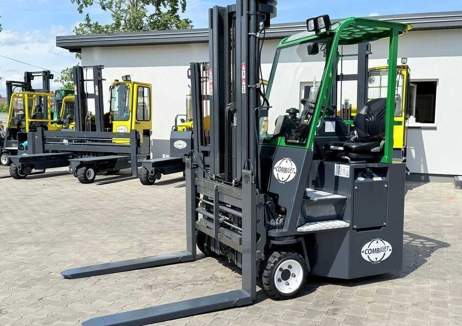 Combilift CB2500 / DIESEL / EXTENDABLE FORKS / TRIPLEX / 5500MM / FREE LIFT / SIDE SHIFT / FORK POSITIONER / LIKE NEW - 4-potni viličar s pomičnim teleskopom: slika 2 Combilift CB2500 / DIESEL / EXTENDABLE FORKS / TRIPLEX / 5500MM / FREE LIFT / SIDE SHIFT / FORK POSITIONER / LIKE NEW - 4-potni viličar s pomičnim teleskopom: slika 2