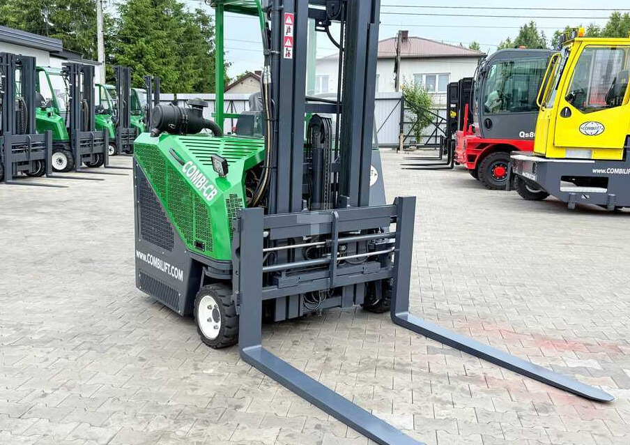 Combilift CB3000 / DIESEL / TRIPLEX 4900MM / FREE LIFT / SIDESHIFT / FORK POSITIONER / 1500MM FORKS / LIKE NEW - 4-potni viličar s pomičnim teleskopom: slika 4 Combilift CB3000 / DIESEL / TRIPLEX 4900MM / FREE LIFT / SIDESHIFT / FORK POSITIONER / 1500MM FORKS / LIKE NEW - 4-potni viličar s pomičnim teleskopom: slika 4