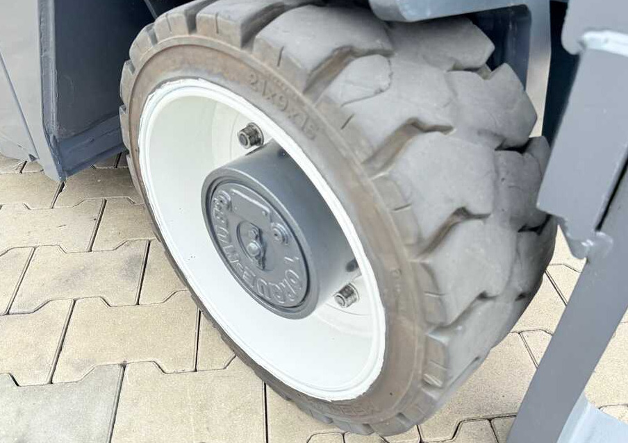 Combilift CBE4000 / TRIPLEX / 5200 / FREE-LIFT - 4-potni viličar s pomičnim teleskopom: slika 5 Combilift CBE4000 / TRIPLEX / 5200 / FREE-LIFT - 4-potni viličar s pomičnim teleskopom: slika 5