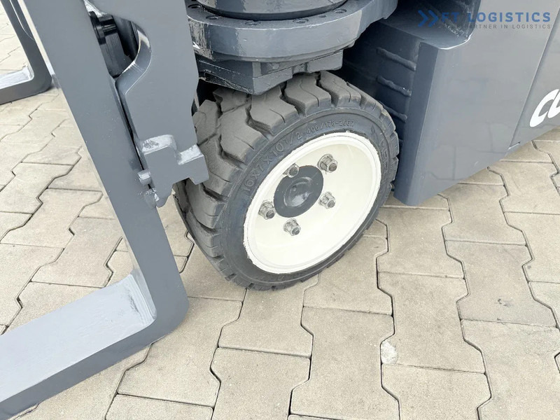 Combilift Combilift CBE2500 / TRIPLEX / 5500MM / FREE LIFT / ELECTRIC DRIVE / ONLY 2300 MTH / FORK POSITIONER / SIDE SHIFT / NEW TYRES / L - 4-potni viličar s pomičnim teleskopom: slika 4 Combilift Combilift CBE2500 / TRIPLEX / 5500MM / FREE LIFT / ELECTRIC DRIVE / ONLY 2300 MTH / FORK POSITIONER / SIDE SHIFT / NEW TYRES / L - 4-potni viličar s pomičnim teleskopom: slika 4