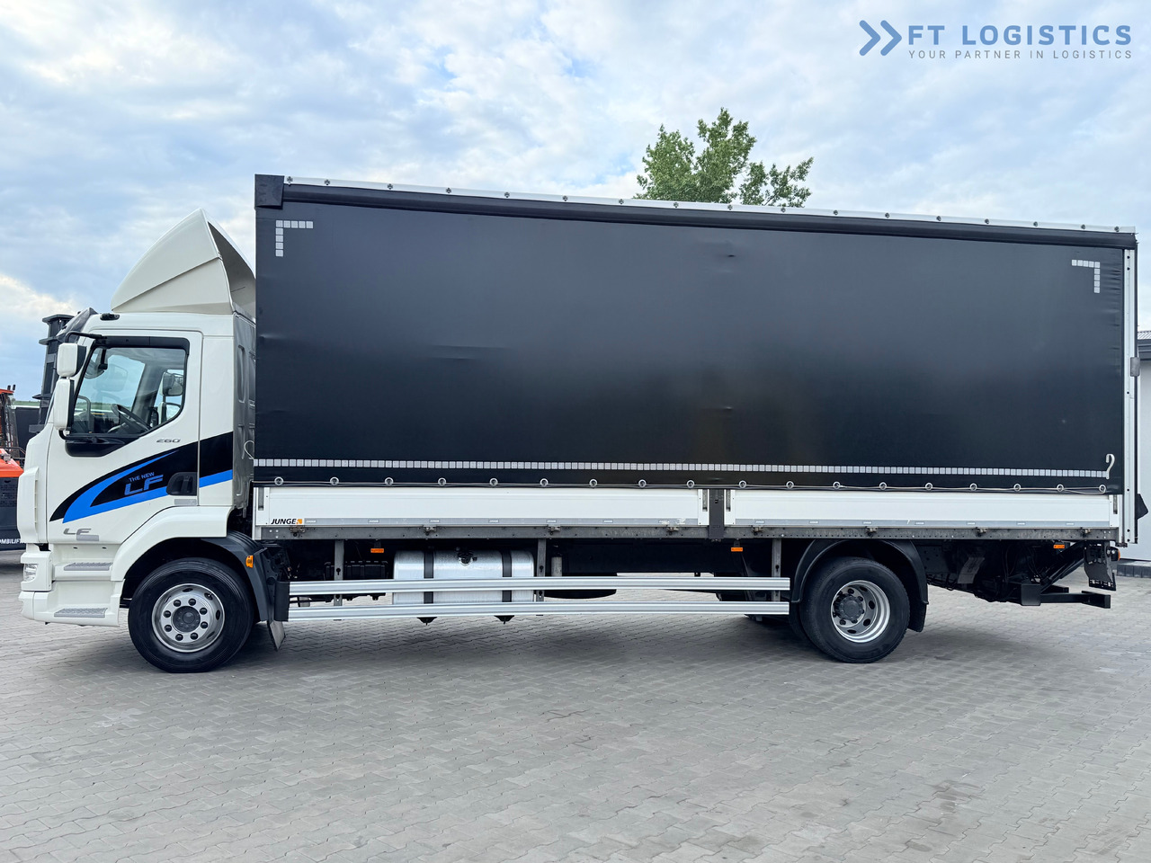 DAF LF 260 FA / AUTOMATIC / 9,255 kg PAYLOAD / 4x2 / 18 PALLETS / TAIL LIFT / SIDE BOARDS / EXCELLENT CONDITION! - Tovornjak s ponjavo: slika 4 DAF LF 260 FA / AUTOMATIC / 9,255 kg PAYLOAD / 4x2 / 18 PALLETS / TAIL LIFT / SIDE BOARDS / EXCELLENT CONDITION! - Tovornjak s ponjavo: slika 4