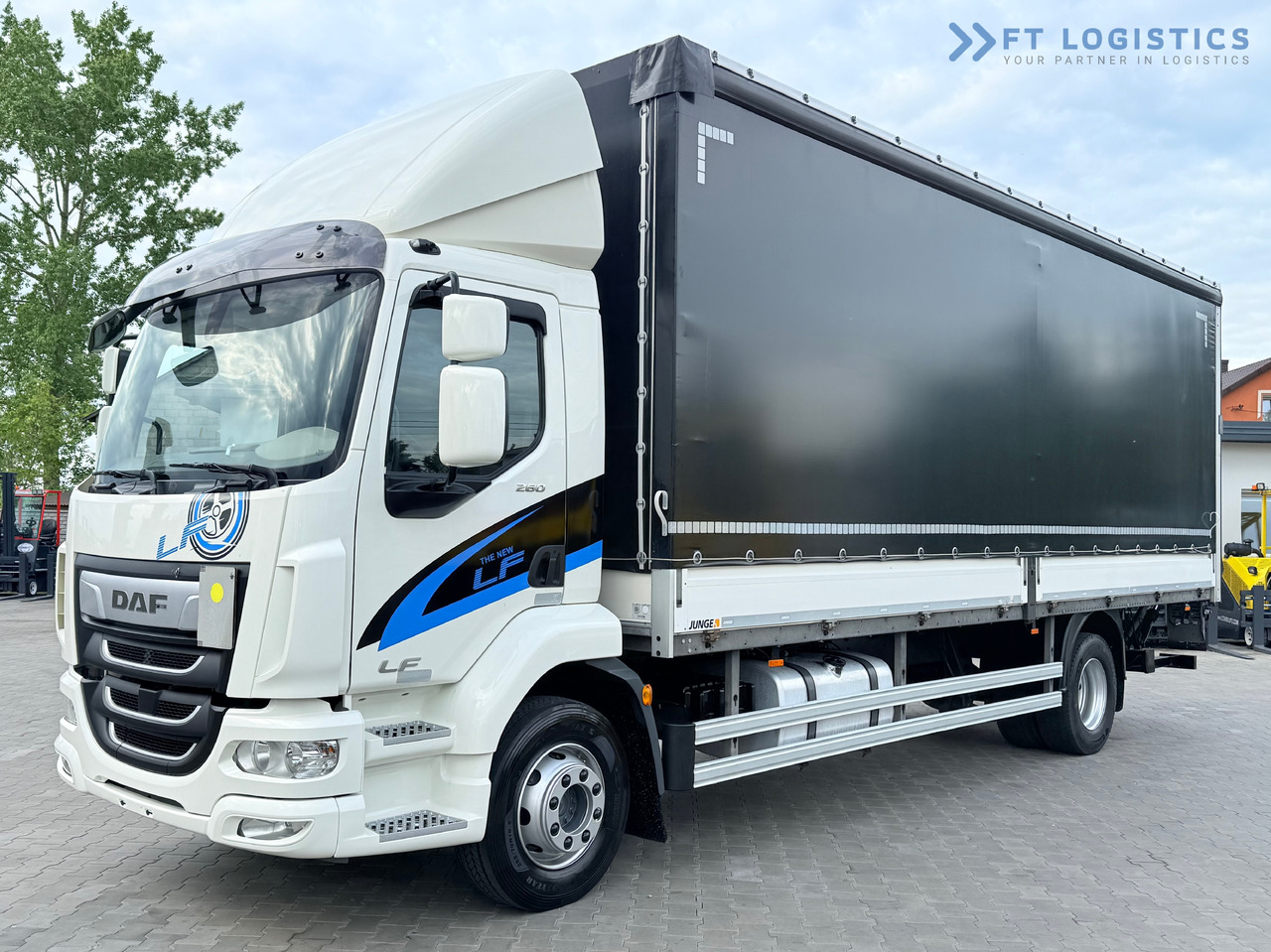DAF LF 260 FA / AUTOMATIC / 9,255 kg PAYLOAD / 4x2 / 18 PALLETS / TAIL LIFT / SIDE BOARDS / EXCELLENT CONDITION! - Tovornjak s ponjavo: slika 1 DAF LF 260 FA / AUTOMATIC / 9,255 kg PAYLOAD / 4x2 / 18 PALLETS / TAIL LIFT / SIDE BOARDS / EXCELLENT CONDITION! - Tovornjak s ponjavo: slika 1