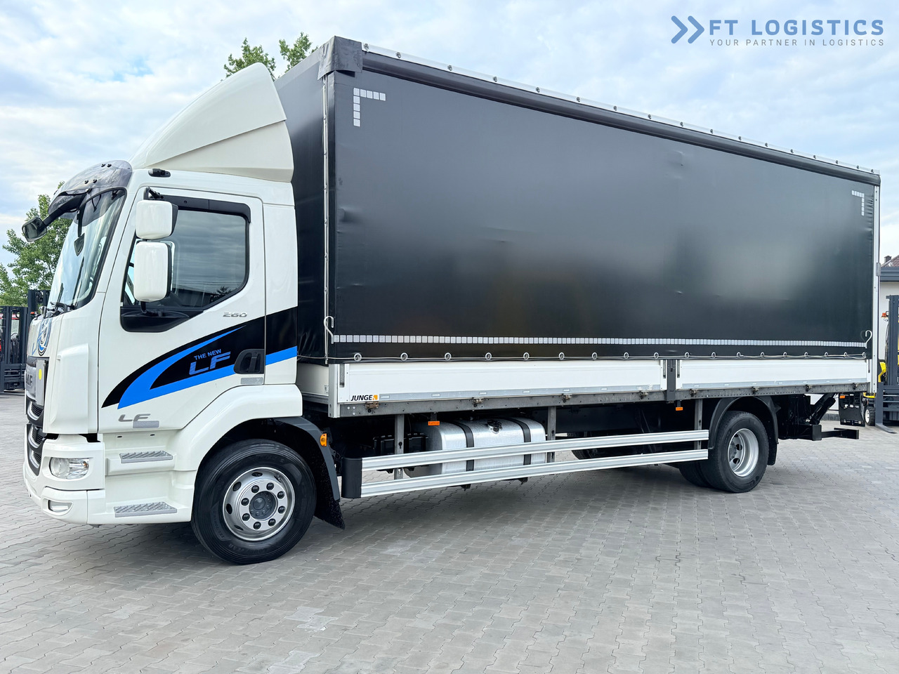 DAF LF 260 FA / AUTOMATIC / 9,255 kg PAYLOAD / 4x2 / 18 PALLETS / TAIL LIFT / SIDE BOARDS / EXCELLENT CONDITION! - Tovornjak s ponjavo: slika 3 DAF LF 260 FA / AUTOMATIC / 9,255 kg PAYLOAD / 4x2 / 18 PALLETS / TAIL LIFT / SIDE BOARDS / EXCELLENT CONDITION! - Tovornjak s ponjavo: slika 3