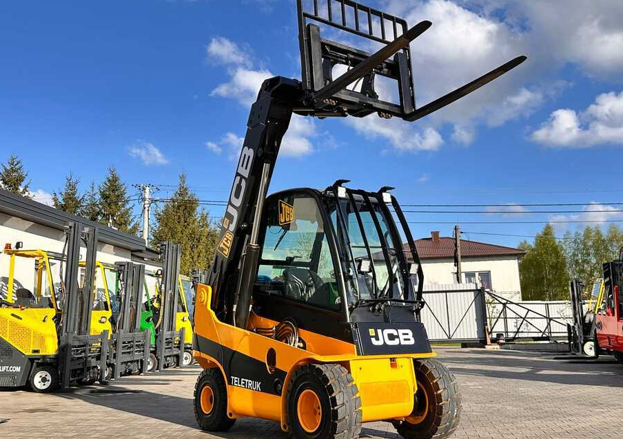 JCB TLT30G / GAS / 4100MM / FULL CABIN / FORK POSITIONER / LIKE NEW - Teleskopski viličar: slika 1 JCB TLT30G / GAS / 4100MM / FULL CABIN / FORK POSITIONER / LIKE NEW - Teleskopski viličar: slika 1