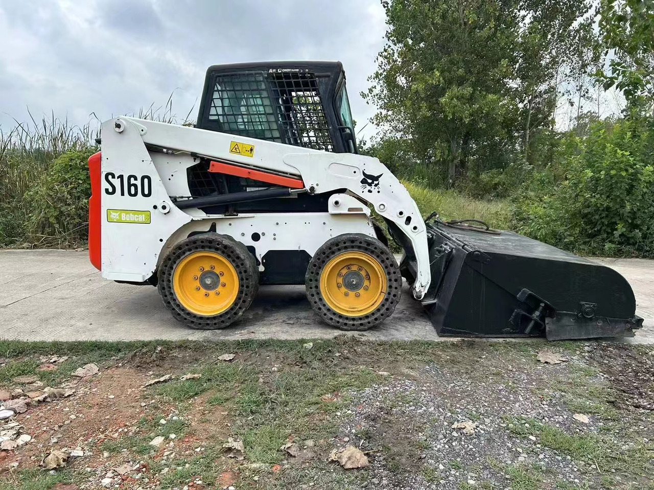BOBCAT Second-hand Excellent Skidsteer Bobcat S160 - Mini nakladalec: slika 2 BOBCAT Second-hand Excellent Skidsteer Bobcat S160 - Mini nakladalec: slika 2
