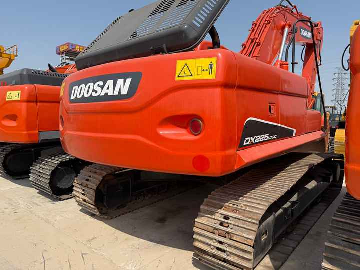 Heavy-Duty Doosan DX225LC-9C Excavator for Mining & Construction - Well-Maintained, Warranty Included - Bager goseničar: slika 4 Heavy-Duty Doosan DX225LC-9C Excavator for Mining & Construction - Well-Maintained, Warranty Included - Bager goseničar: slika 4