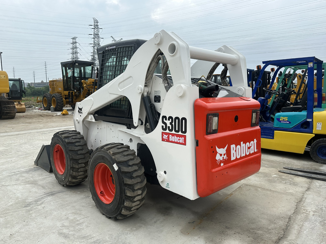 Second hand Hot sale skid-steers Bobcat S300 - Mini nakladalec: slika 2 Second hand Hot sale skid-steers Bobcat S300 - Mini nakladalec: slika 2