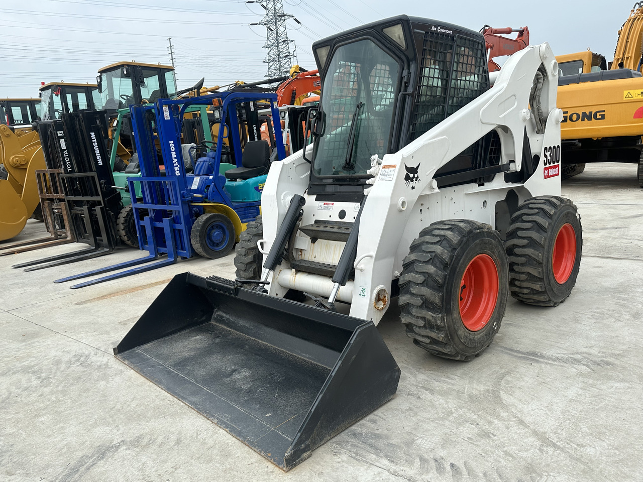 Second hand Hot sale skid-steers Bobcat S300 - Mini nakladalec: slika 1 Second hand Hot sale skid-steers Bobcat S300 - Mini nakladalec: slika 1