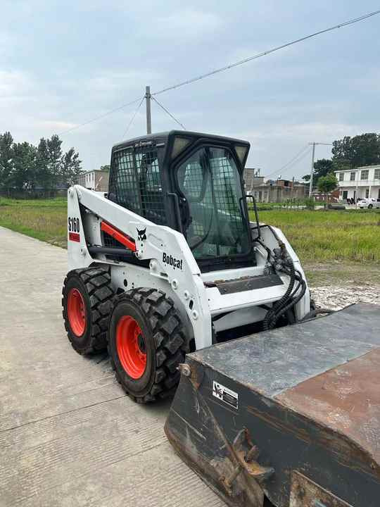 USED BOBCAT S160 Skid-steer Loader Bobcat S160 Carry Sweeper with Very Good Performance Is for Sale at a Low Price. - Mini nakladalec: slika 2 USED BOBCAT S160 Skid-steer Loader Bobcat S160 Carry Sweeper with Very Good Performance Is for Sale at a Low Price. - Mini nakladalec: slika 2