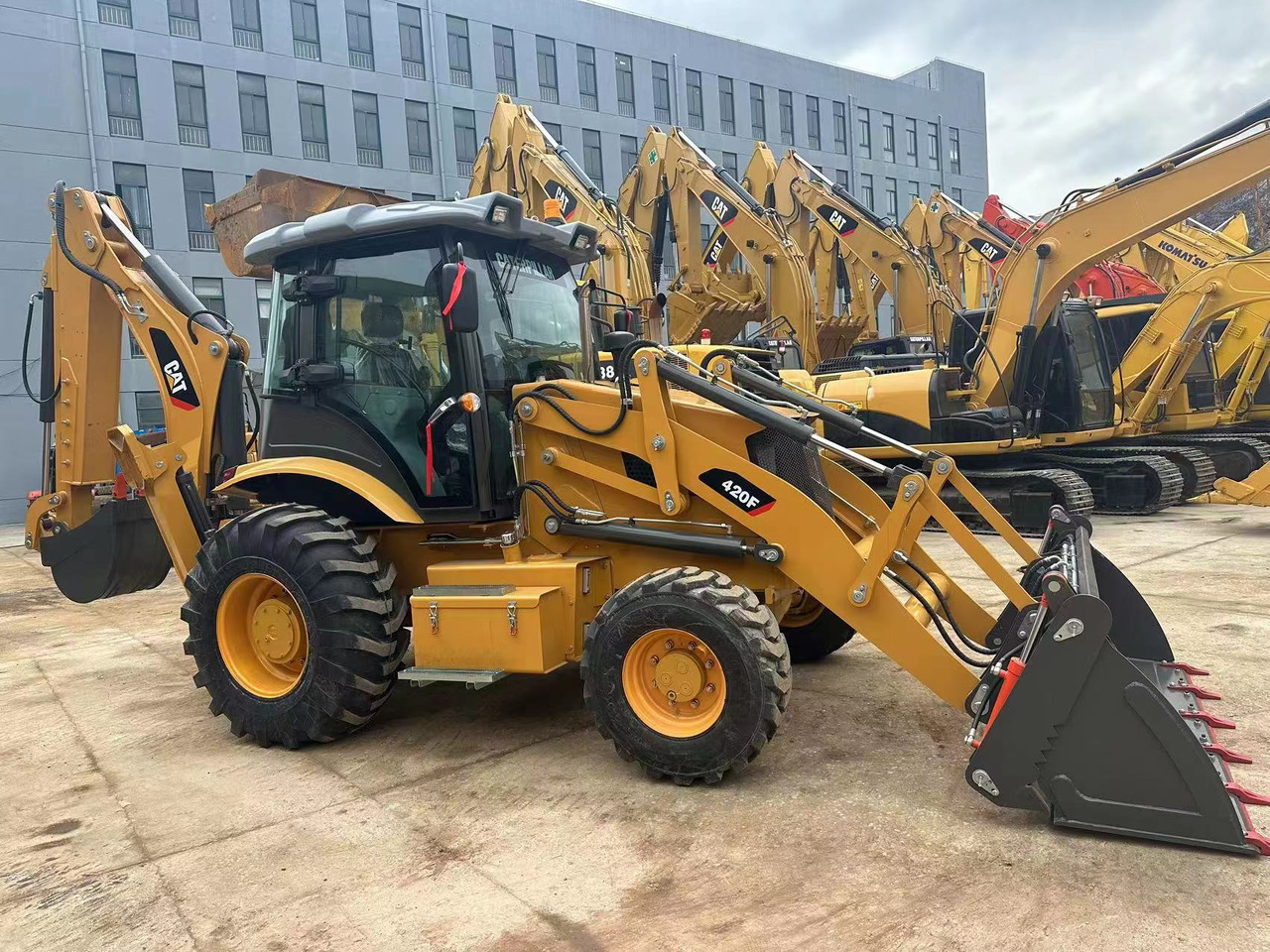 Used Backhoe High Quality CAT 420F - Bager nakladalec: slika 2 Used Backhoe High Quality CAT 420F - Bager nakladalec: slika 2